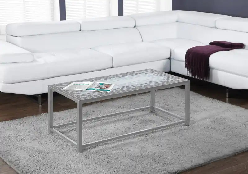 Table basse martelée argentée avec plateau en carreaux gris-bleu