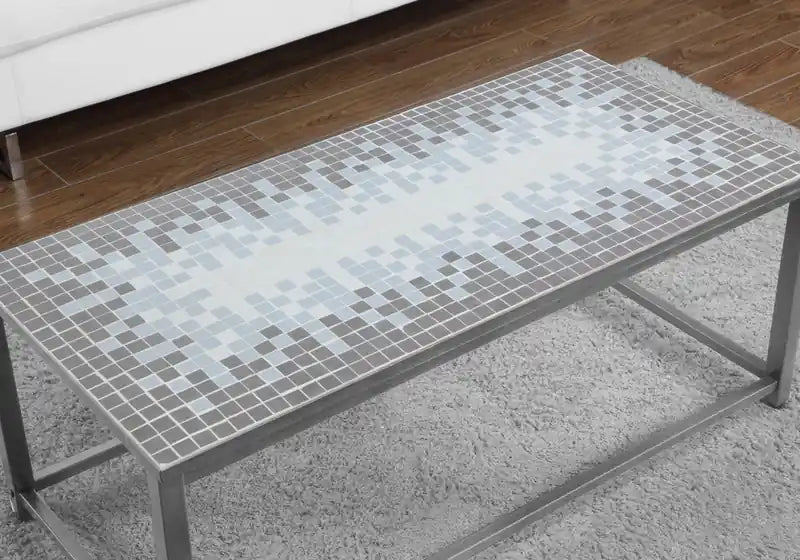 Table basse martelée argentée avec plateau en carreaux gris-bleu