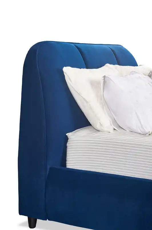 Lit plateforme rembourré en velours bleu
